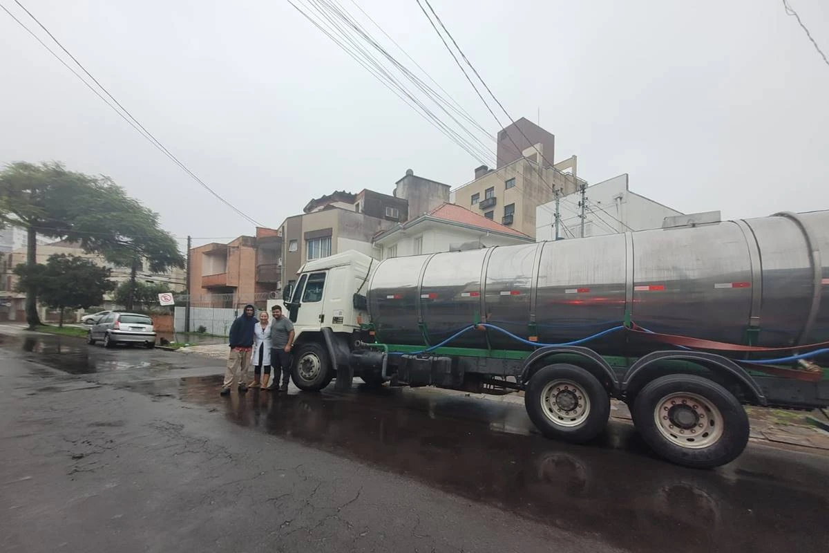 Com risco de saques, caminhões-pipa rodam com escolta policial no RS