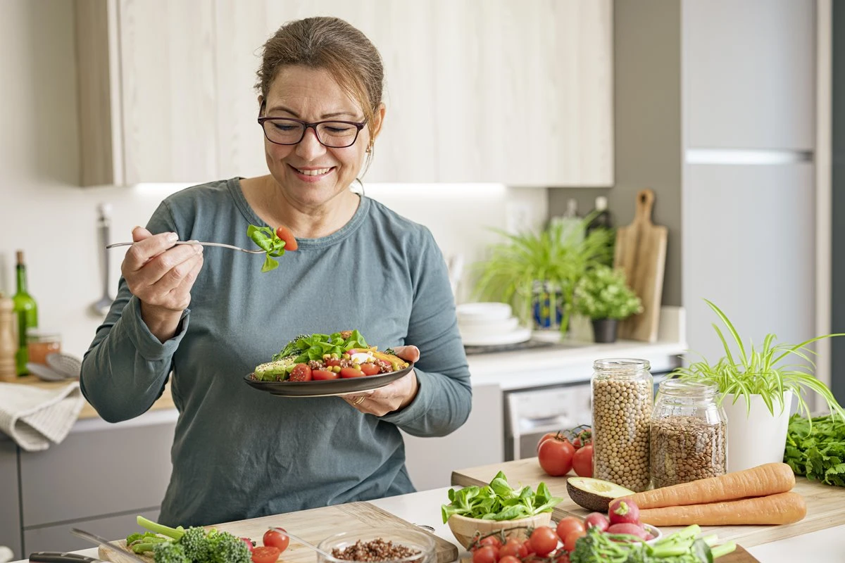 Nutri e personal trainer elegem as 3 melhores dietas para mulheres 50+