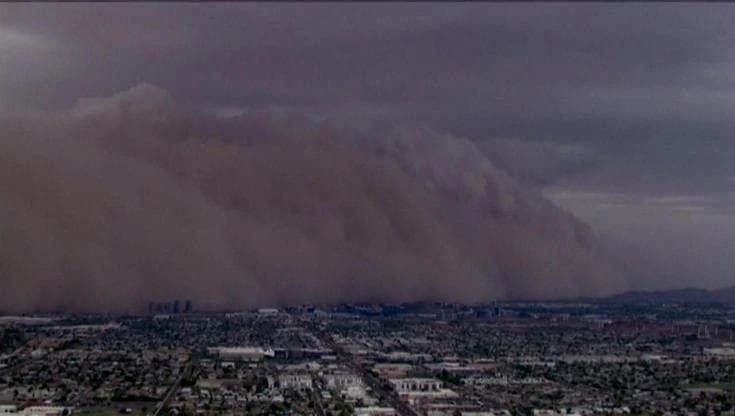 Arizona: l'apocalittica tempesta di sabbia oscura i cieli della contea di Pinal