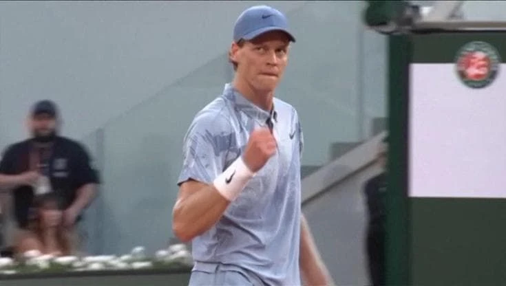Roland-Garros, in un minuto la lezione di tennis di Sinner al francese wild card Tabur