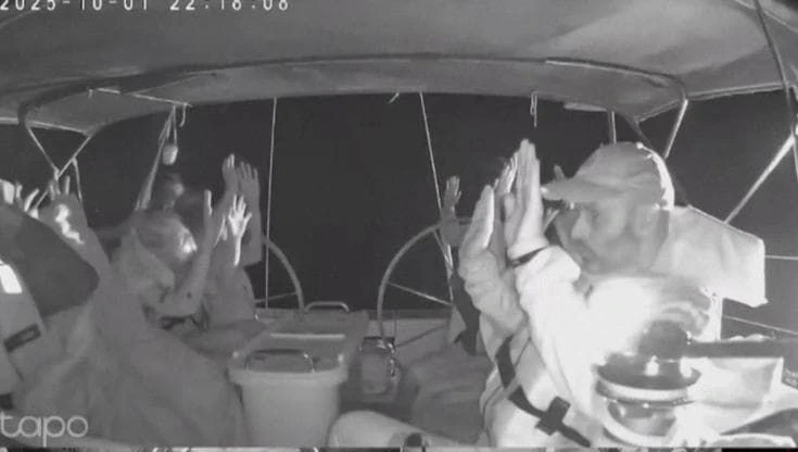 Flotilla: l'abbordaggio delle navi Meteque, Jeanotte e Mango. Gli equipaggi a mani alzate