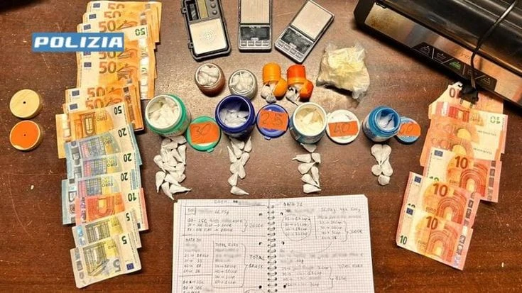 Pioltello, lo spaccio di coca in auto: la droga pagata con lo smartphone. Due arresti