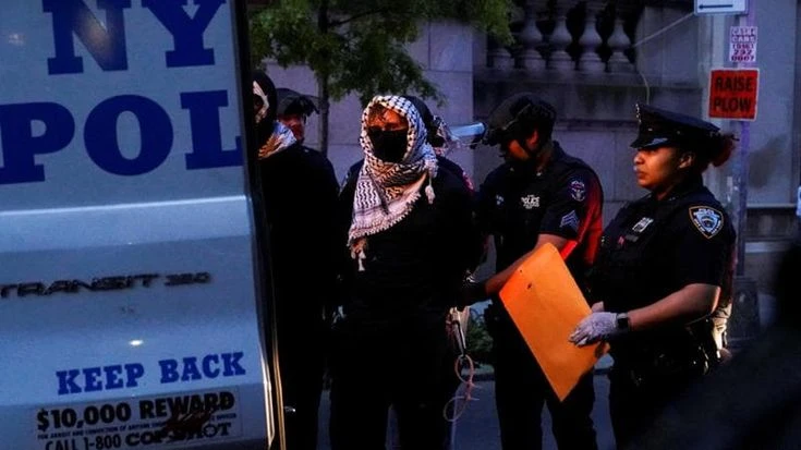 Columbia University chiama la polizia per sit-in pro-Gaza: studenti ammanettati