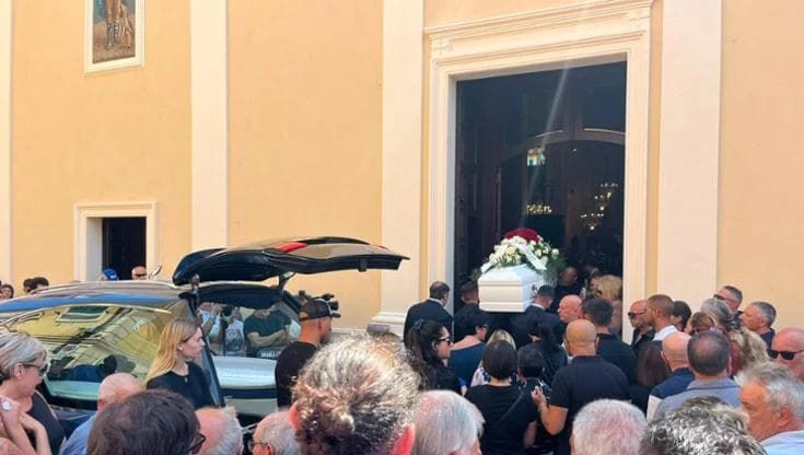 Lacrime e dolore a Ceriale, folla in chiesa per l’ultimo saluto a Sofia