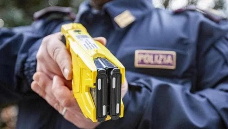 Morto dopo l’uso del taser nel Reggiano: “Dall’autopsia non emergono patologie”