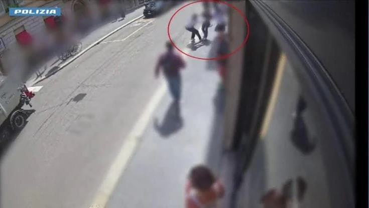 Seguono un turista, gli strappano l'orologio di lusso e scappano, arrestati: le immagini del 