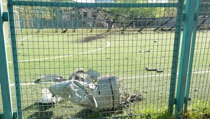 Kiev, i bombardamenti russi colpiscono le scuole: i resti di un missile nel campetto da calcio