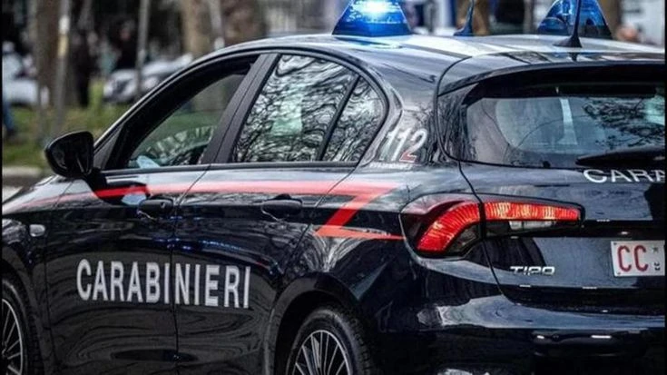 Aggredisce e morde i suoi amici, lo bloccano con uno straccio in gola: morto un 39enne