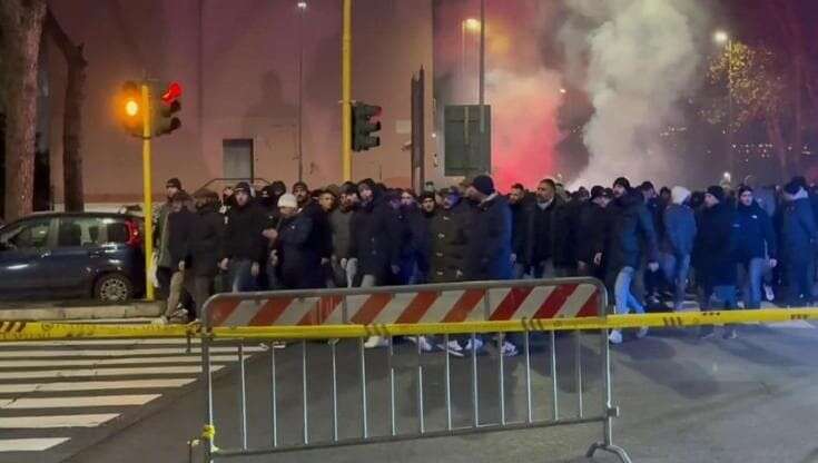 Derby Roma-Lazio, il corteo degli ultras biancocelesti tra cori e lanci di petardi