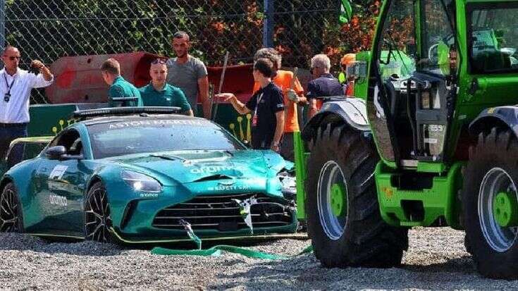 Monza, il fuoripista più inatteso: contro le barriere ci finisce la safety car