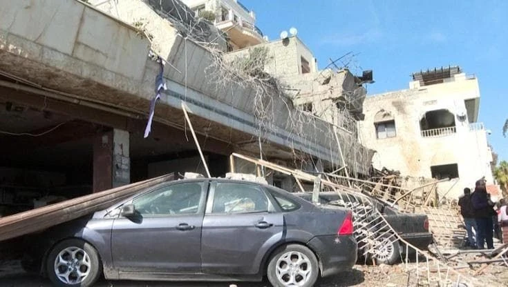 Siria, attacco aereo israeliano su Damasco: le macerie dopo il raid