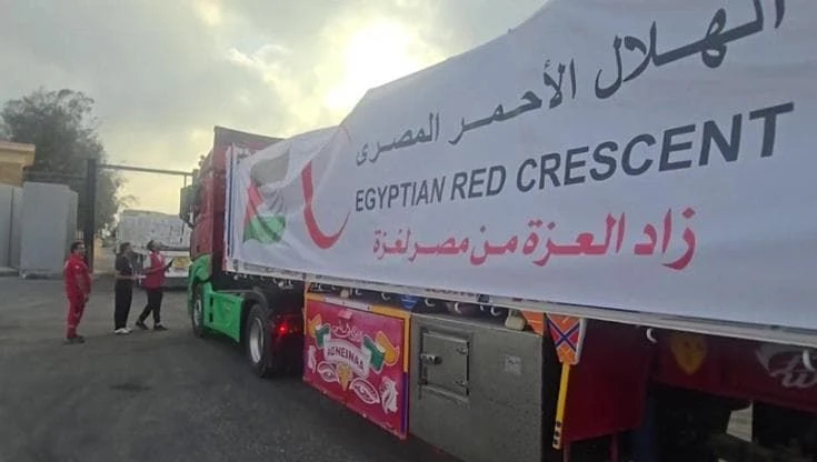 Il convoglio di aiuti egiziani parte per Gaza: le immagini dal valico di Rafah