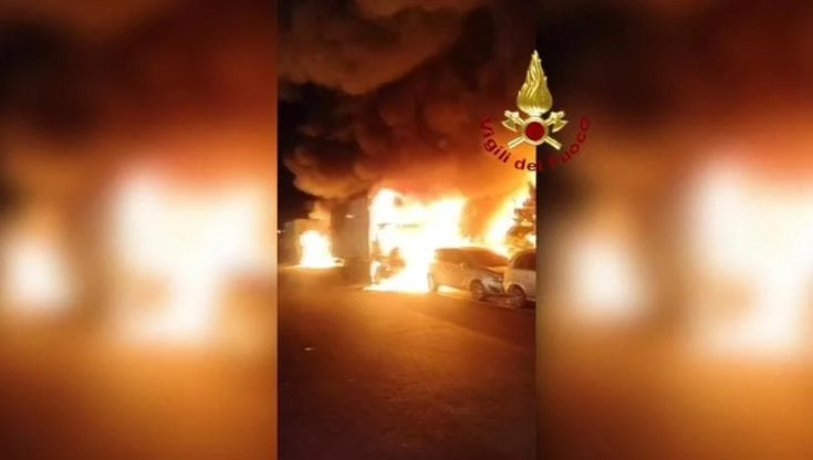 In fiamme un autodemolitore a Settimo Milanese