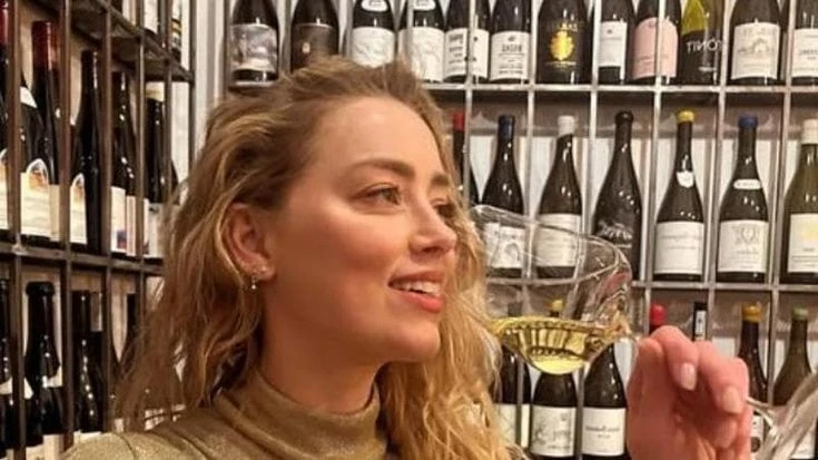 Amber Heard annuncia la nascita di due gemelli: “Questa Festa della Mamma non la dimenticherò mai”