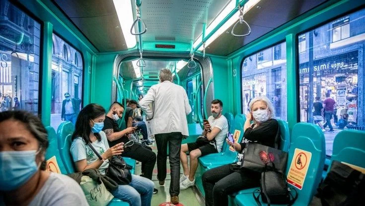 Coronavirus a Milano, con la zona bianca trasporti pubblici con capienza all'80 per cento