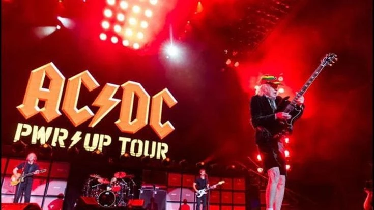 Ac\Dc, tra piadine rock e “tre spritz a 13 euro” i veri eroi sono loro: i 70mila fan di Imola