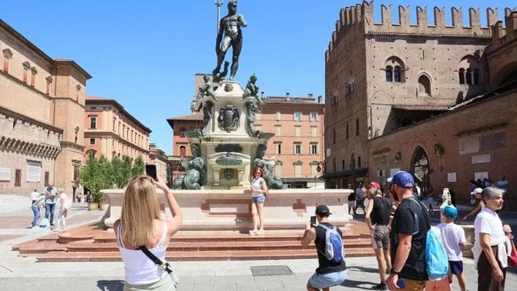 Previsioni meteo, weekend di piena estate poi arriva l'autunno con forti temporali
