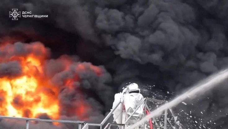 Fiamme altissime a Chernihiv dopo un attacco russo: brucia un deposito di petrolio