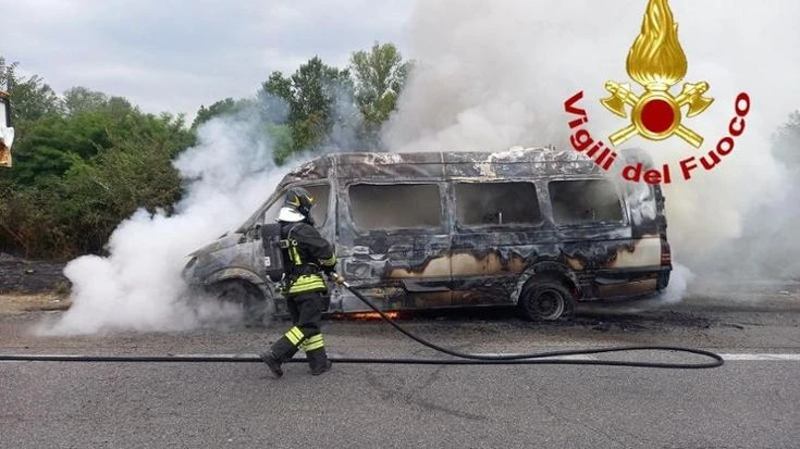 Giocatori delle giovanili dell’Inter a bordo di un minibus che va a fuoco nel Lodigiano