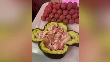 Pasqua, la colomba? Con polpette e prosciutto: la sfida a base di carne