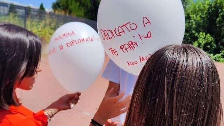 I palloncini di Aurora e Martina volano in cielo per festeggiare la maturità con i loro genitori che non ci sono più