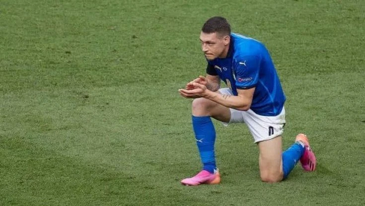 Hanno tutti ragione | I calciatori e l'obbligo di inginocchiarsi, l'antirazzismo è un'altra cosa