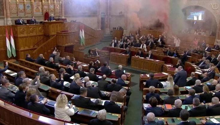 Budapest: il Parlamento approva la legge contro il Pride, proteste e fumogeni in aula