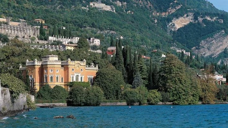 Tragedia a Gargnano: ciclista precipita nel lago di Garda e muore durante una gita con gli amici