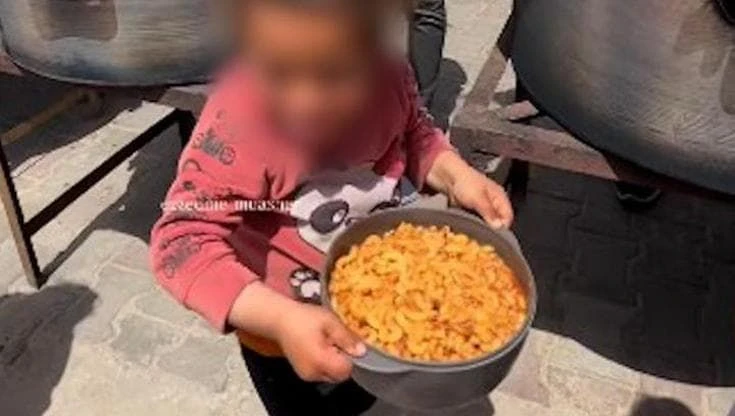 Gaza, la gioia dei bambini per un piatto di pasta diventa un canto virale