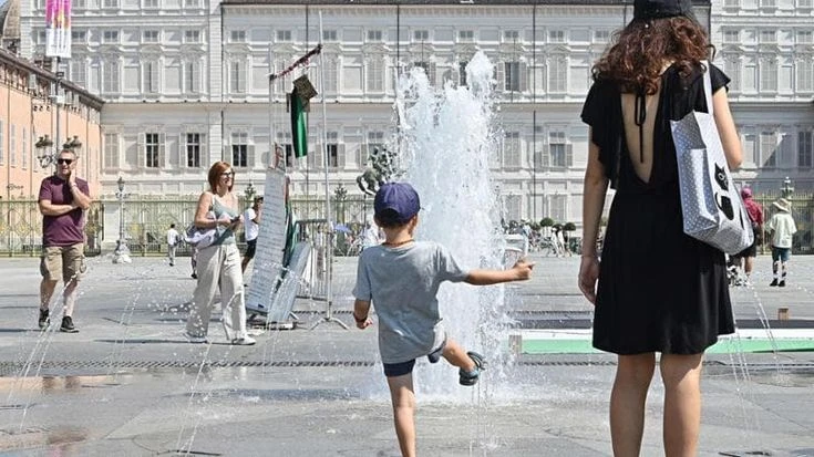 Caldo record a Torino, oggi il picco: percepiti fino a 37 gradi. Ospedali pieni e rischio blackout