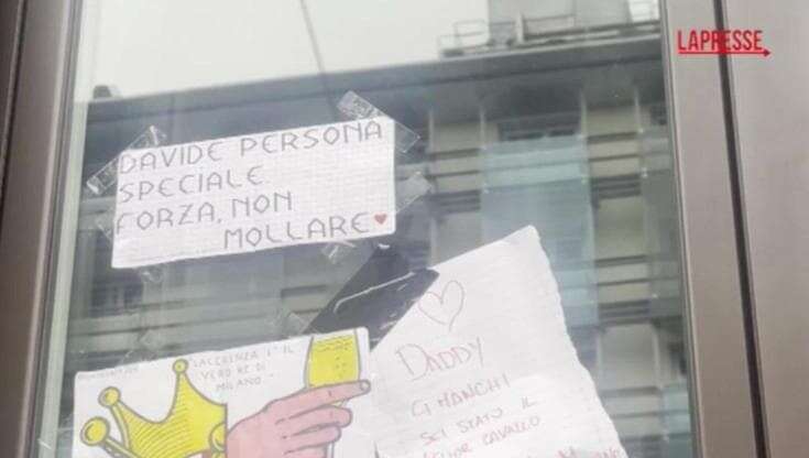 Davide Lacerenza, processione di fan nonostante i domiciliari con messaggi e baci alla finestra