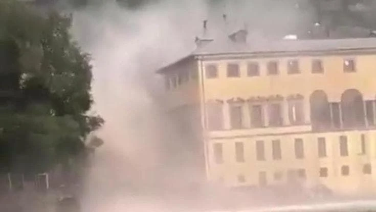 La furia d'acqua accanto a Villa Pliniana: il lago di Como è una distesa di detriti