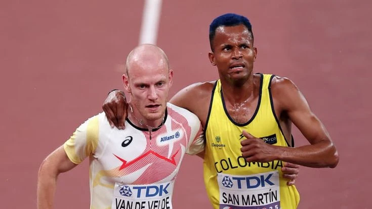 Il gesto sportivo di van de Velde: San Martin cade nella gara dei 3000 siepi e lo porta al traguardo