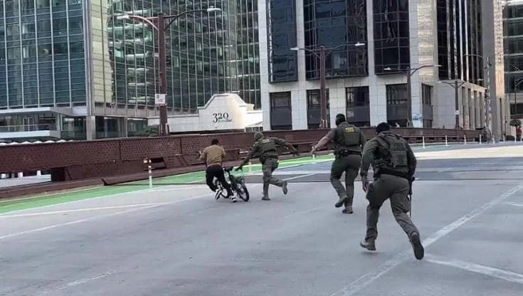 Chicago, gli agenti dell' ICE anti-immigrazione inseguono il rider: l'uomo sfugge per un soffio
