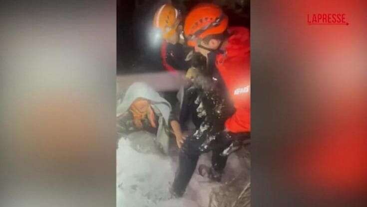 Turchia, coppia di 70enni si perde in montagna durante bufera di neve: il momento del salvataggio