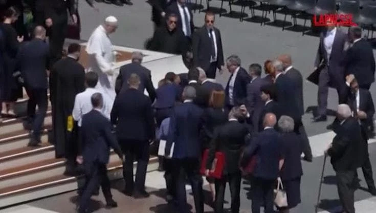Vaticano, sviene per il caldo durante l'udienza generale: il Papa accorre in suo aiuto