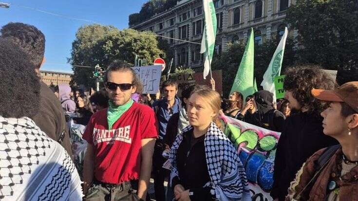 Greta Thumberg a Milano con gli studenti di Fridays For Future: il corteo ambientalista partito da Cairoli