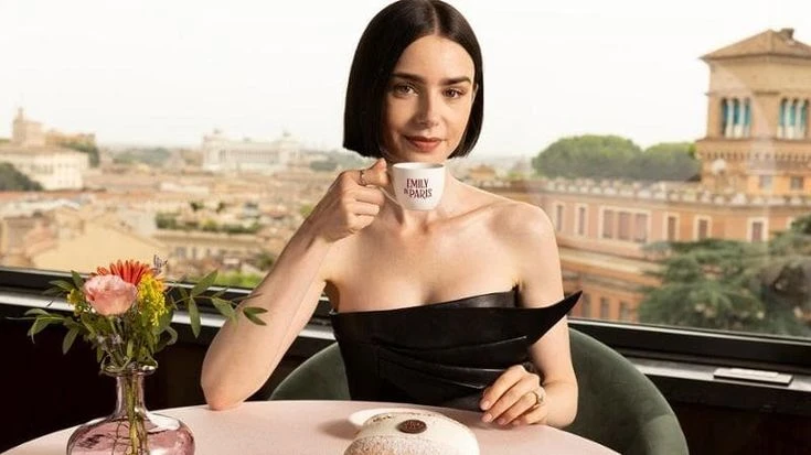 “Emily in Paris” torna a Roma: a maggio le riprese della quinta stagione