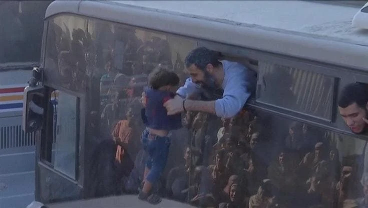 Gaza: il prigioniero palestinese liberato abbraccia il bimbo sollevato dalla folla