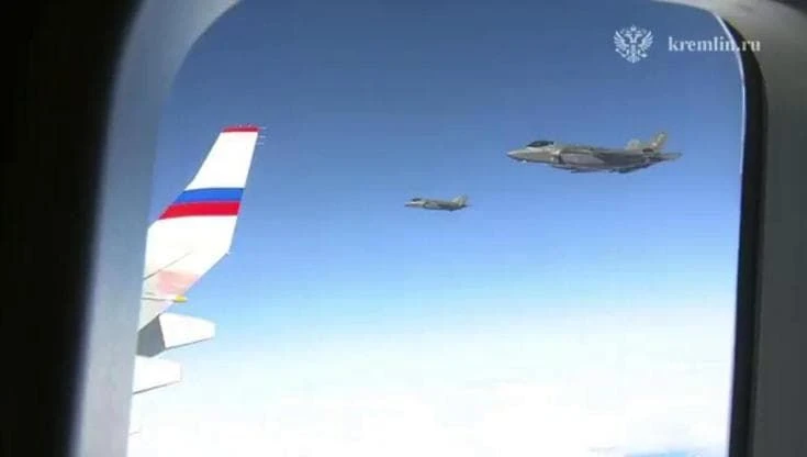 Putin scortato dai caccia Usa dopo il vertice in Alaska: gli F-35 affiancano l'aereo