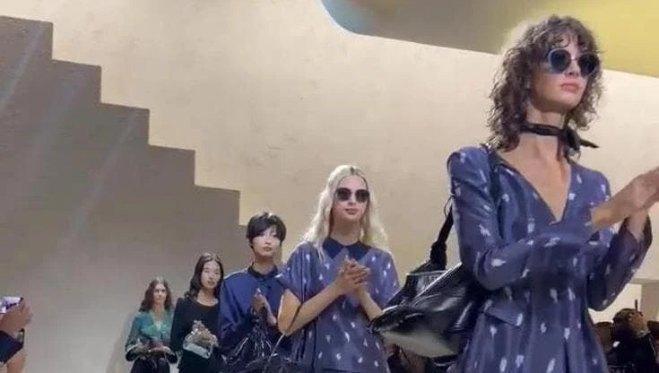 Emporio Armani, la prima sfilata senza re Giorgio: l'applauso infinito delle sue modelle