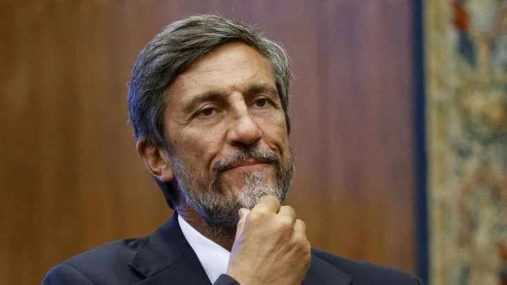 “Noi di Fratelli d’Italia”, bufera sul direttore Rai Corsini ad Atreju che attacca Schlein. Pd e M5S: “Si dimetta”. L’ad Sergio chiede una relazione