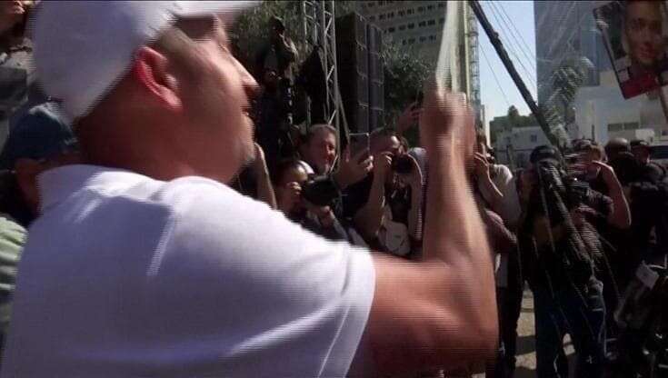 Tel Aviv, champagne e canti di gioia: le famiglie degli ostaggi festeggiano la liberazione