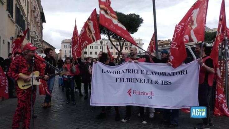 Sciopero dei lavoratori Feltrinelli davanti alle librerie: 