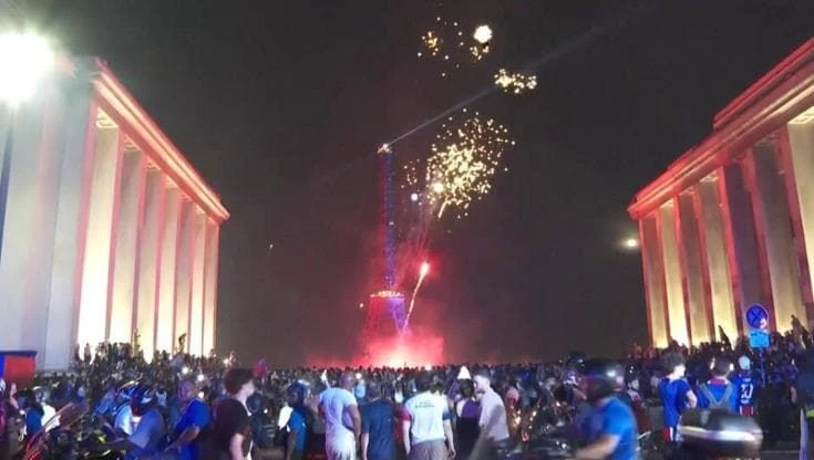 Parigi, la Torre Eiffel con i colori del Psg dopo la vittoria della Champions