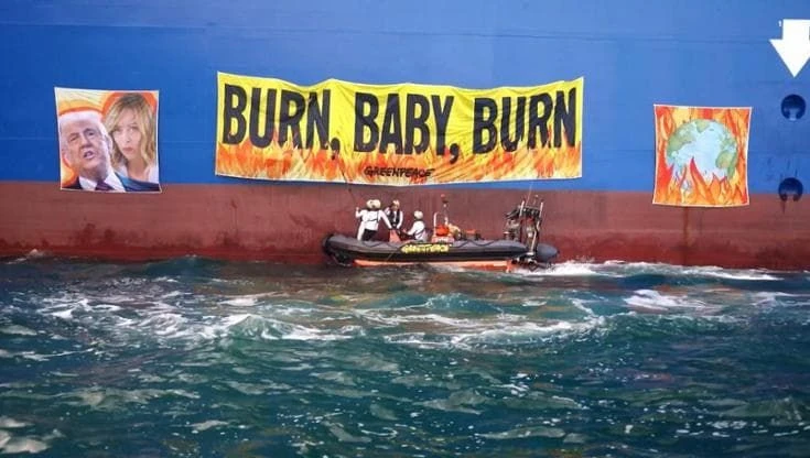 Protesta di Greenpeace contro Meloni e Trump per gli investimenti in gas fossile: 