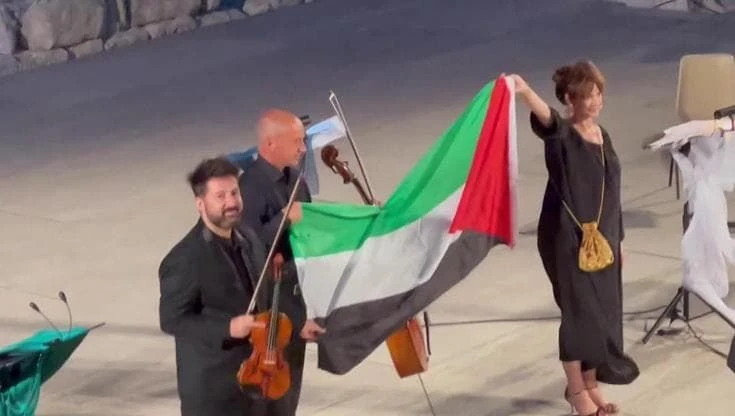 Segesta, Laura Morante e i musicisti con la bandiera della Palestina alla fine dello spettacolo