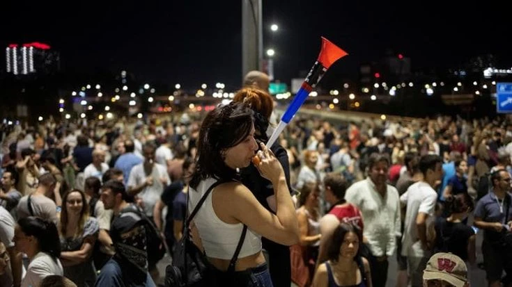 Serbia, proteste e scontri. E Mosca teme di perdere l’alleato Vucic: “No a rivoluzioni colorate”