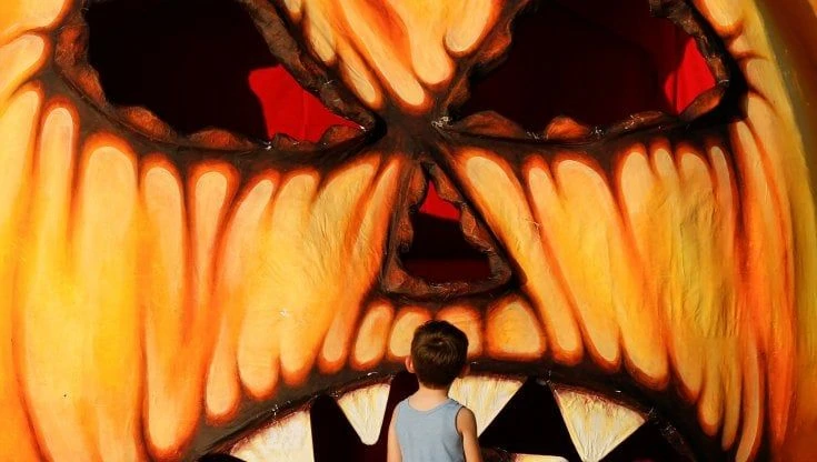 Il prete anti-Halloween e l'appello alle famiglie: 