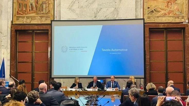 Ecobonus addio: nel 2025 no agli incentivi per l’acquisto di auto. Urso: “Inefficaci”